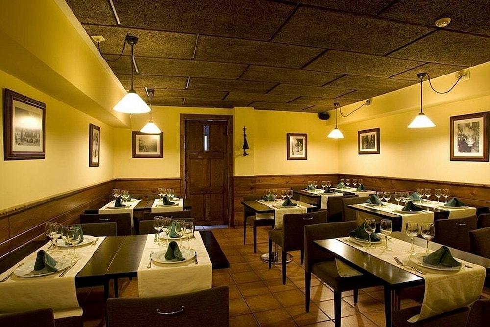 Hotel Virxe Da Cerca By Pousadas De Compostela Сантьяго-де-Компостела Экстерьер фото