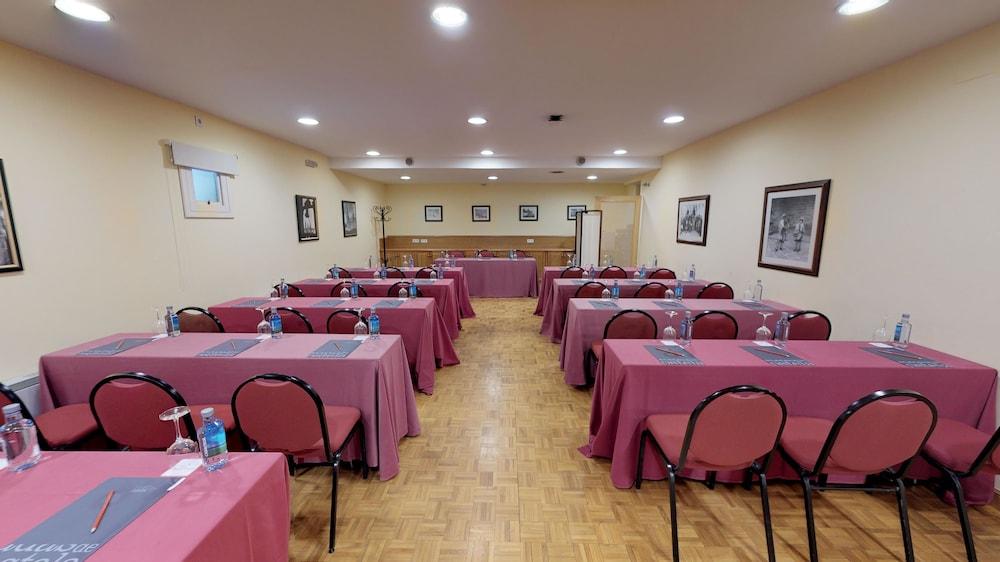 Hotel Virxe Da Cerca By Pousadas De Compostela Сантьяго-де-Компостела Экстерьер фото