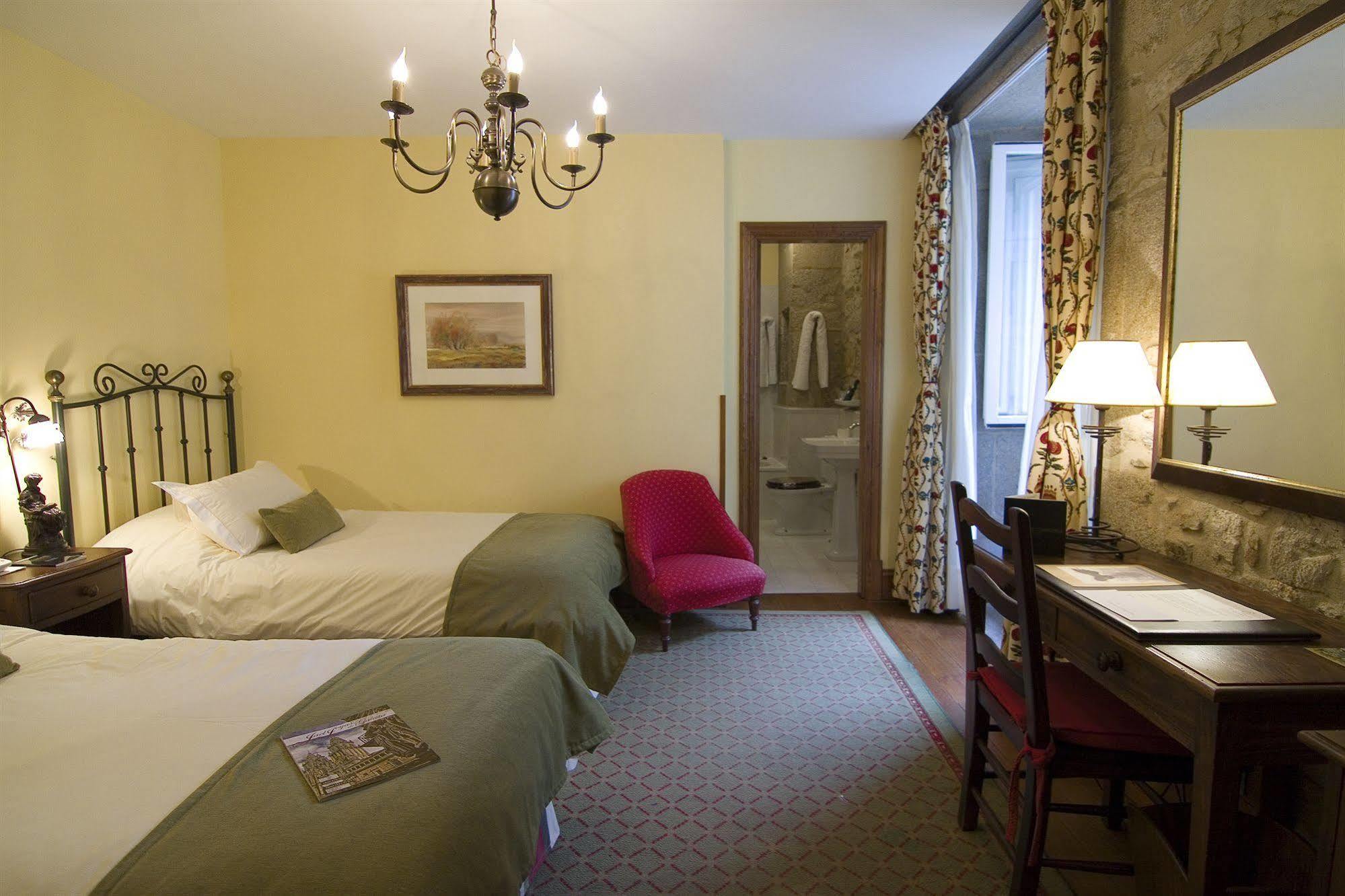 Hotel Virxe Da Cerca By Pousadas De Compostela Сантьяго-де-Компостела Номер фото