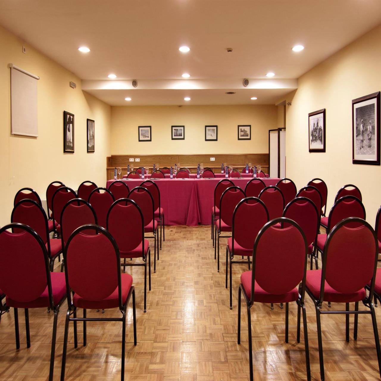 Hotel Virxe Da Cerca By Pousadas De Compostela Сантьяго-де-Компостела Экстерьер фото